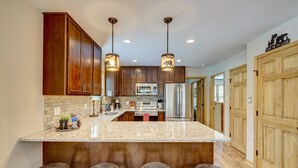 Nhà gỗ (6 Bedrooms) | Bếp riêng | Tủ lạnh, lò vi sóng, lò nướng, bếp nấu 