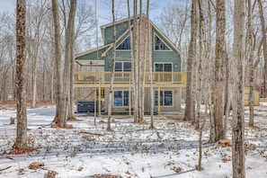 Exterior - Over the Top Lodge by Avantstay Hot Tub, Shared Pool, Beach/lake Access (Albrightsville)