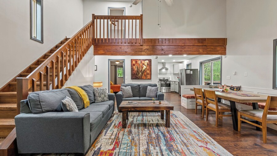 The Tranquil Trails by Avantstay Lake Access, Deck, Fireplace