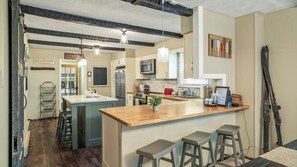 Interior - Double Diamond Lodge by Avantstay Group Escape w/ Firepit, Patio, Activities (Lake Harmony)