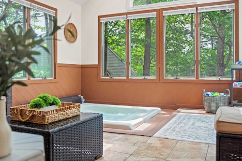 The Boulder Inn by Avantstay Indoor Hot Tub, Game Room, Outdoor Fire Pit