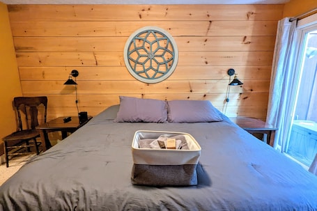2 habitaciones, escritorio y tabla de planchar con plancha