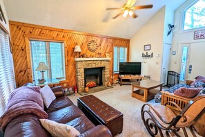 Televisie, een open haard en tafelvoetbal