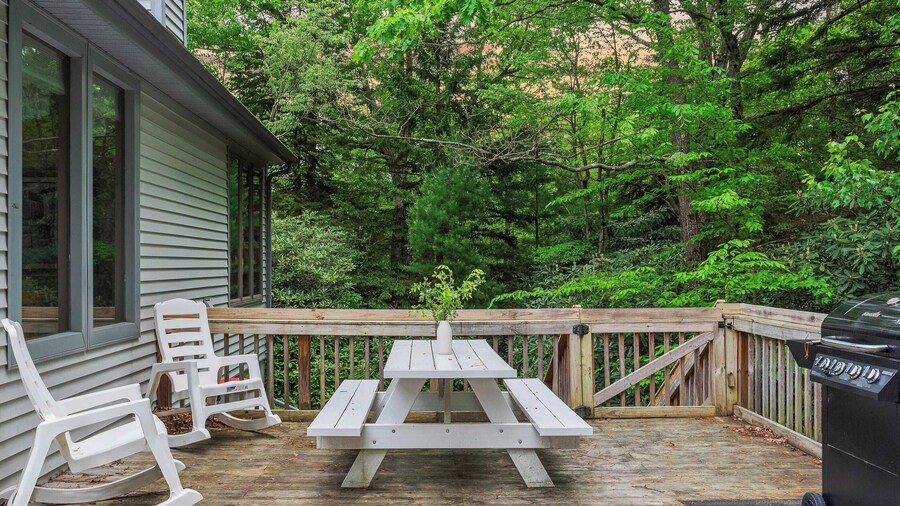 Harmony Ridge by Avantstay Fireplace, Large Deck & Forest Views