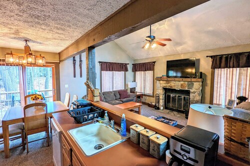 Frost Hollow by Avantstay Deck w/ Grill, Game Room Loft