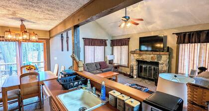 Frost Hollow by Avantstay Deck w/ Grill, Game Room Loft