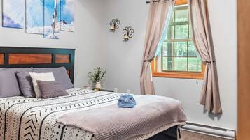 Chalet (4 Bedrooms) | 4 bedrooms, iron/ironing board, bed sheets