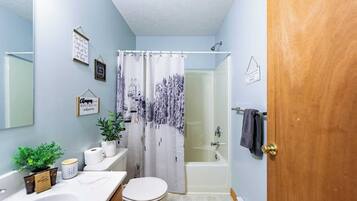 Chalet (4 Bedrooms) | Bathroom | Bathtub