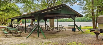Hygge Home by Avantstay Deck for Outdoor Living, Fire Pit, Game Table