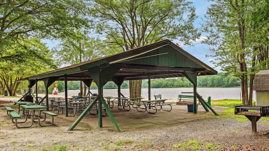 Hygge Home by Avantstay Deck for Outdoor Living, Fire Pit, Game Table