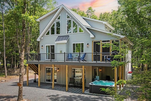 Maple Oasis by Avantstay Newly Built w/ Hot Tub, Game Room & Fire Pit