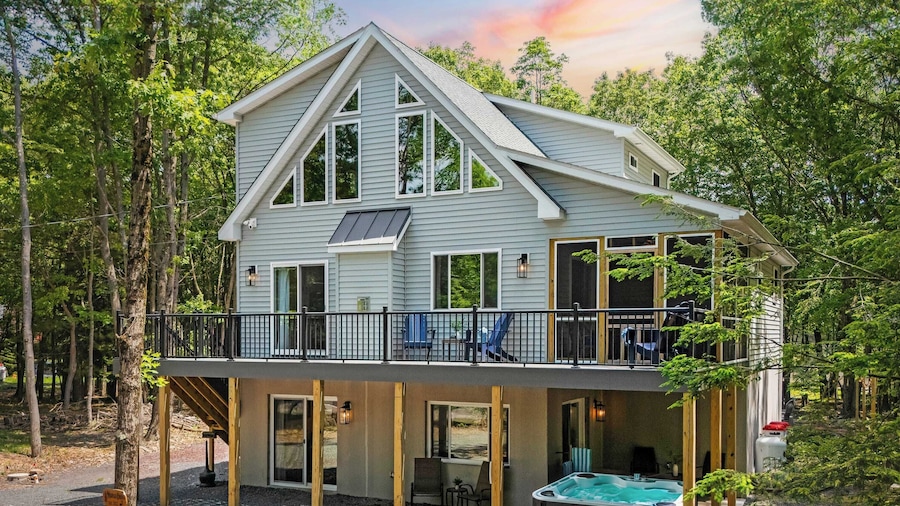 Maple Oasis by Avantstay Newly Built w/ Hot Tub, Game Room & Fire Pit