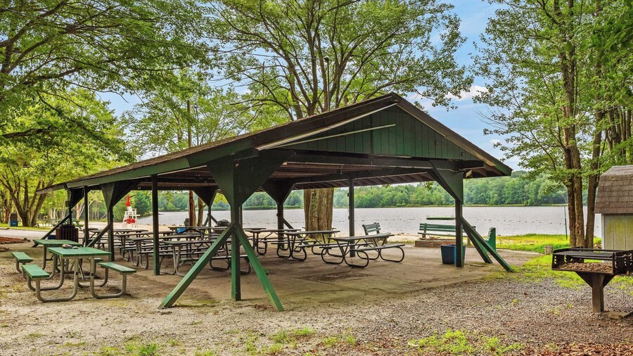 Ridge Retreat by Avantstay Game Room, Covered Porch, & Fire Pit!