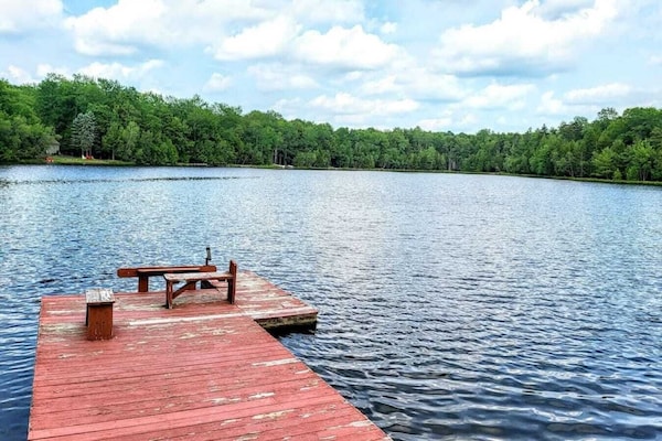 Lakeshore Oasis By Avantstay Private Beach, Views, Hot Tub, Volleyball - Arrowhead Lake, PA