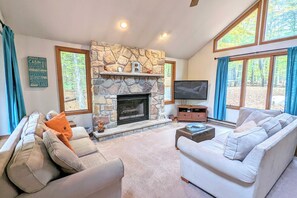 Interior - Mountain Memories by Avantstay Hot Tub Enclosed Deck, Large Yard w/ Fire Pit (Blakeslee)