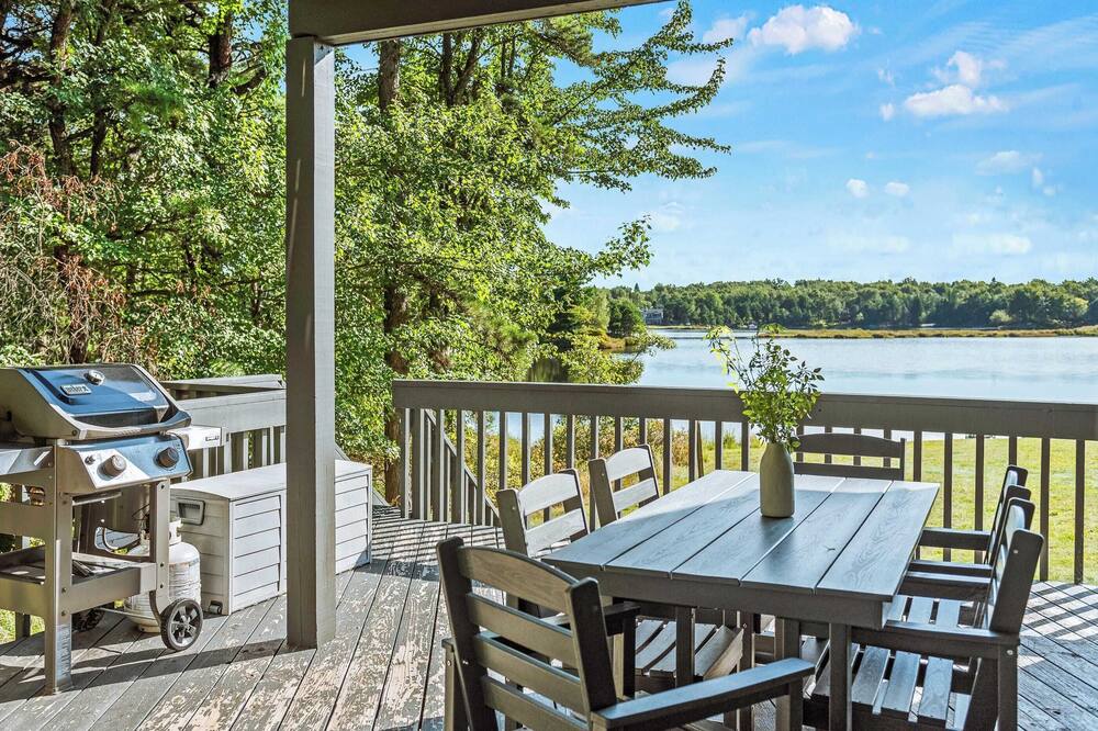 Strawberry Shores by Avantstay Lakefront Private Beach - Emerald Lakes, PA