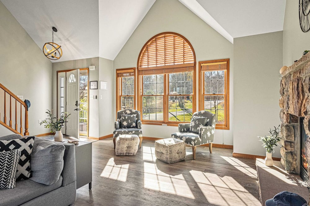 Laker's Pointe by Avantstay Lakefront Private Peninsula Hot Tub, Game Room - Emerald Lakes, PA