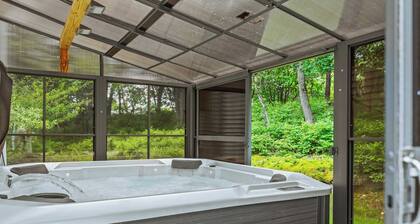 Inn the Poconos by Avantstay Private Lake Access Enclosed Hot Tub