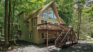Front of property - Lake + Pool Access, Game Room, Firepit, Deck Tawny and Peaceful by Avantstay (Pocono Lake)