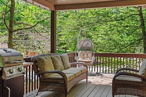 House (3 Bedrooms) | Interior - Lake + Pool Access, Game Room, Firepit, Deck Tawny and Peaceful by Avantstay (Pocono Lake)
