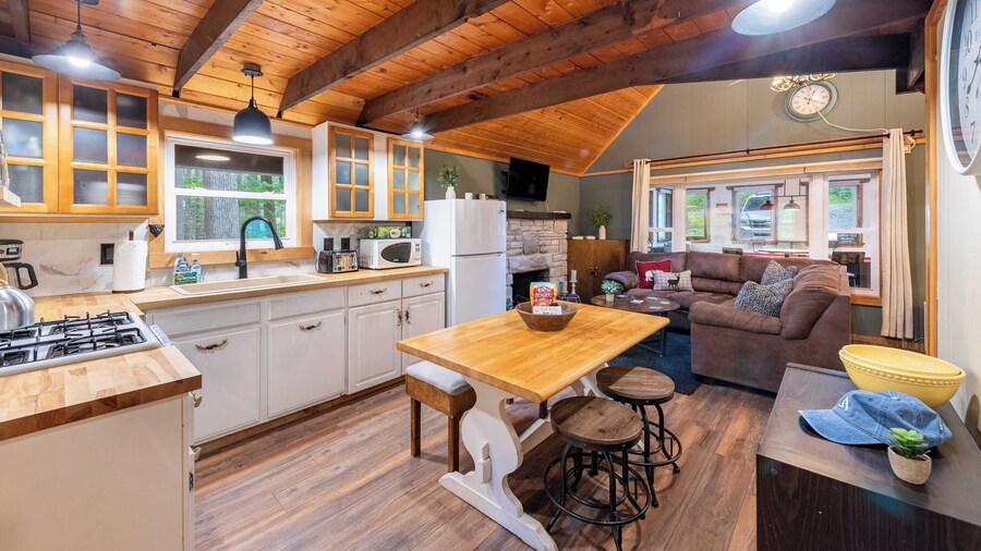 Arrowhead Lake Retreat by Avantstay Shared Pool, Game Room, Firepit