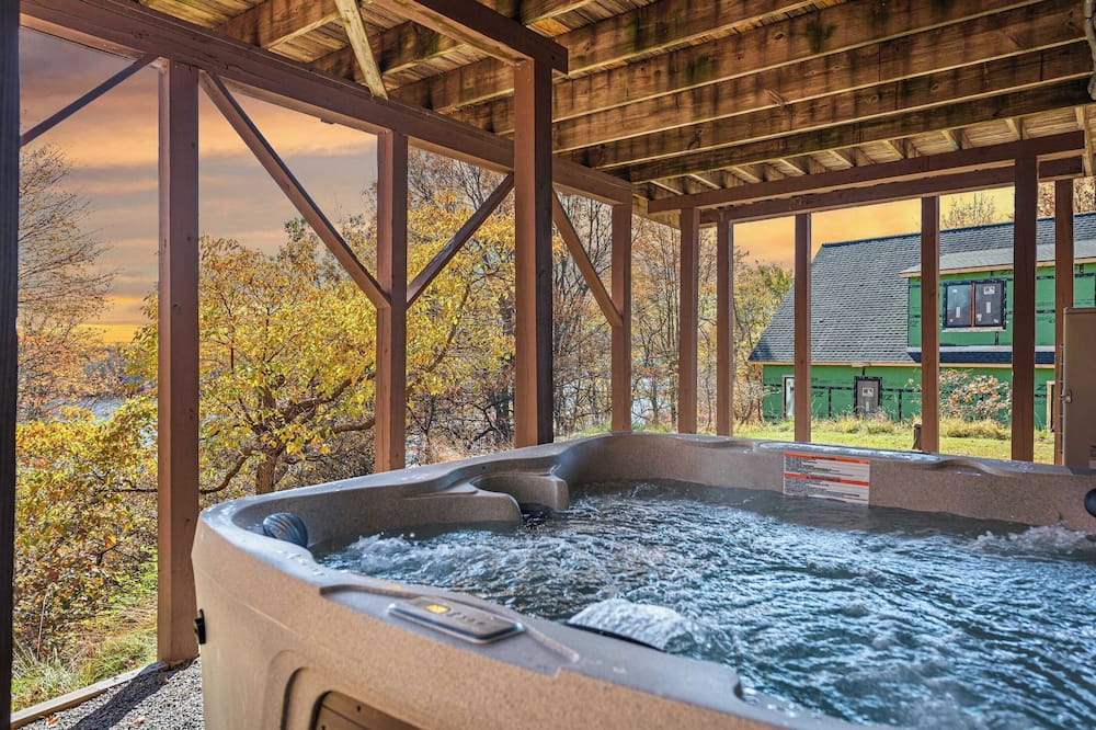 Emerald Bluff by Avantstay Lake Views, Deck, Fire Pit, Game Room - Emerald Lakes, PA