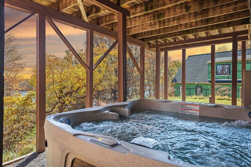 Emerald Bluff by Avantstay Lake Views, Deck, Fire Pit, Game Room