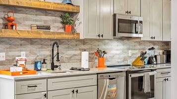 House (3 Bedrooms) | Interior