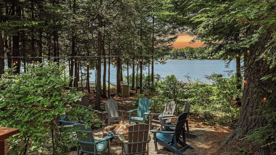 Tranquil Waterside by Avantstay Lakefront + Dock, Game Room, Views
