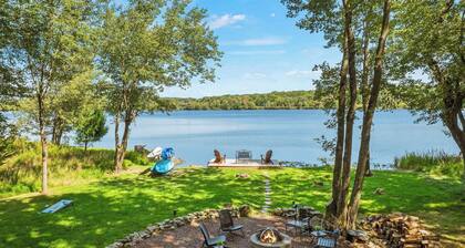 Lake Daze by Avantstay Lakefront w/ Modern Interior, Enclosed Porch & Hot Tub