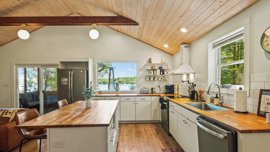 Lake Daze by Avantstay Lakefront w/ Modern Interior, Enclosed Porch & Hot Tub