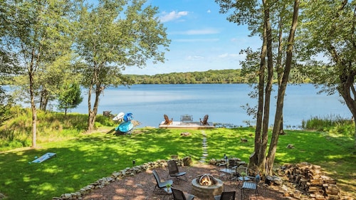 Lake Daze by Avantstay Lakefront w/ Modern Interior, Enclosed Porch & Hot Tub