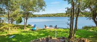 Lake Daze by Avantstay Lakefront w/ Modern Interior, Enclosed Porch & Hot Tub