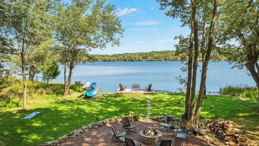 Lake Daze by Avantstay Lakefront w/ Modern Interior, Enclosed Porch & Hot Tub