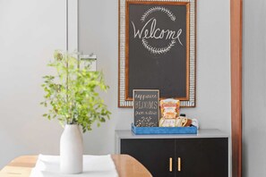 Interior - Simply Shores by Avantstay Private Beach + Dock Lake Overlook (Long Pond)