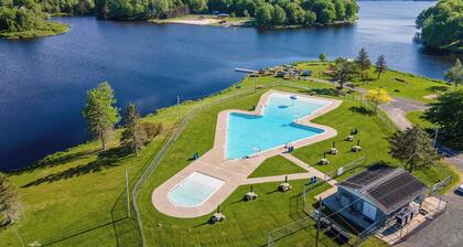 Bear Trail Chalet by Avantstay Retreat w/ Outdoor Living Deck & Fire Pit