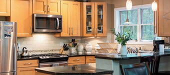 Bear Trail Chalet by Avantstay Retreat w/ Outdoor Living Deck & Fire Pit