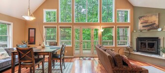 Bear Trail Chalet by Avantstay Retreat w/ Outdoor Living Deck & Fire Pit