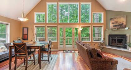 Bear Trail Chalet by Avantstay Retreat w/ Outdoor Living Deck & Fire Pit