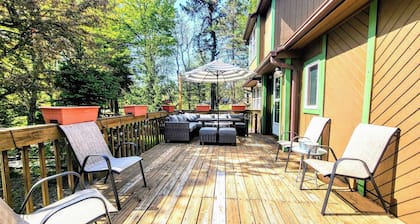 The Wooden Nest by Avantstay Deck, Big Yard w/ Hammocks & Fire Pit