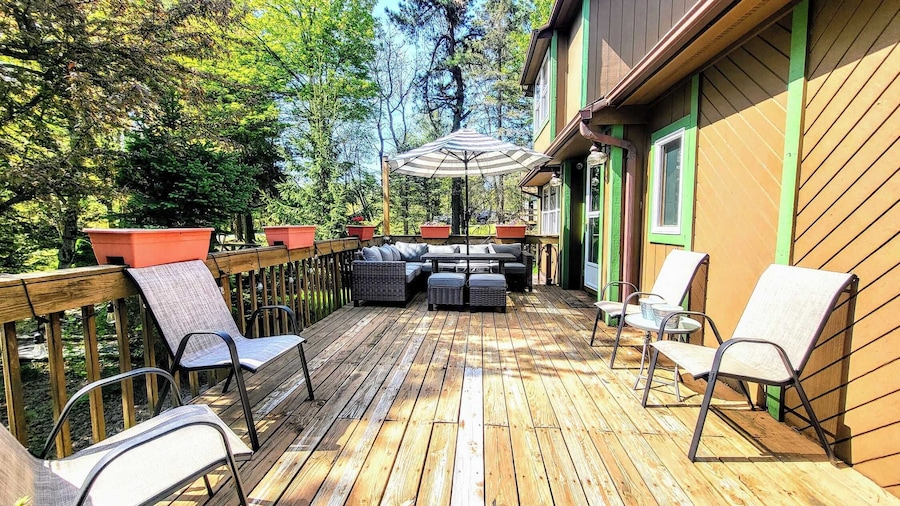 The Wooden Nest by Avantstay Deck, Big Yard w/ Hammocks & Fire Pit