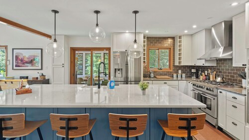 Waterside Haven by Avantstay Lakefront, Hot Tub, Game Room, Fire Pit