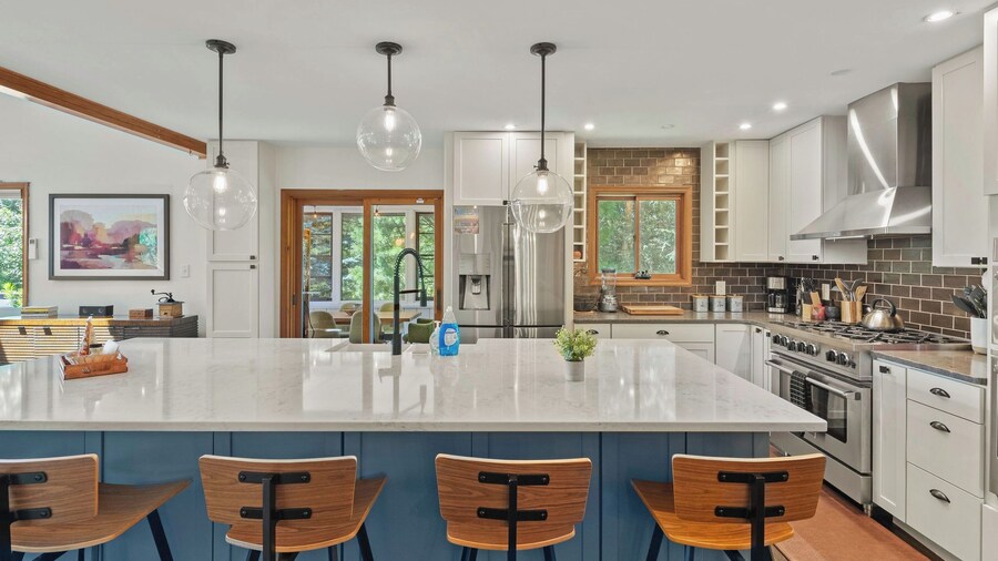 Waterside Haven by Avantstay Lakefront, Hot Tub, Game Room, Fire Pit