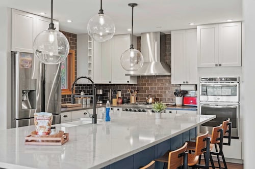 Waterside Haven by Avantstay Lakefront, Hot Tub, Game Room, Fire Pit