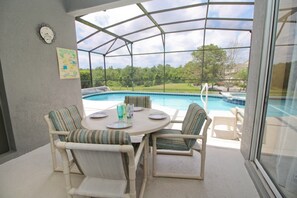 Een verwarmd zwembad