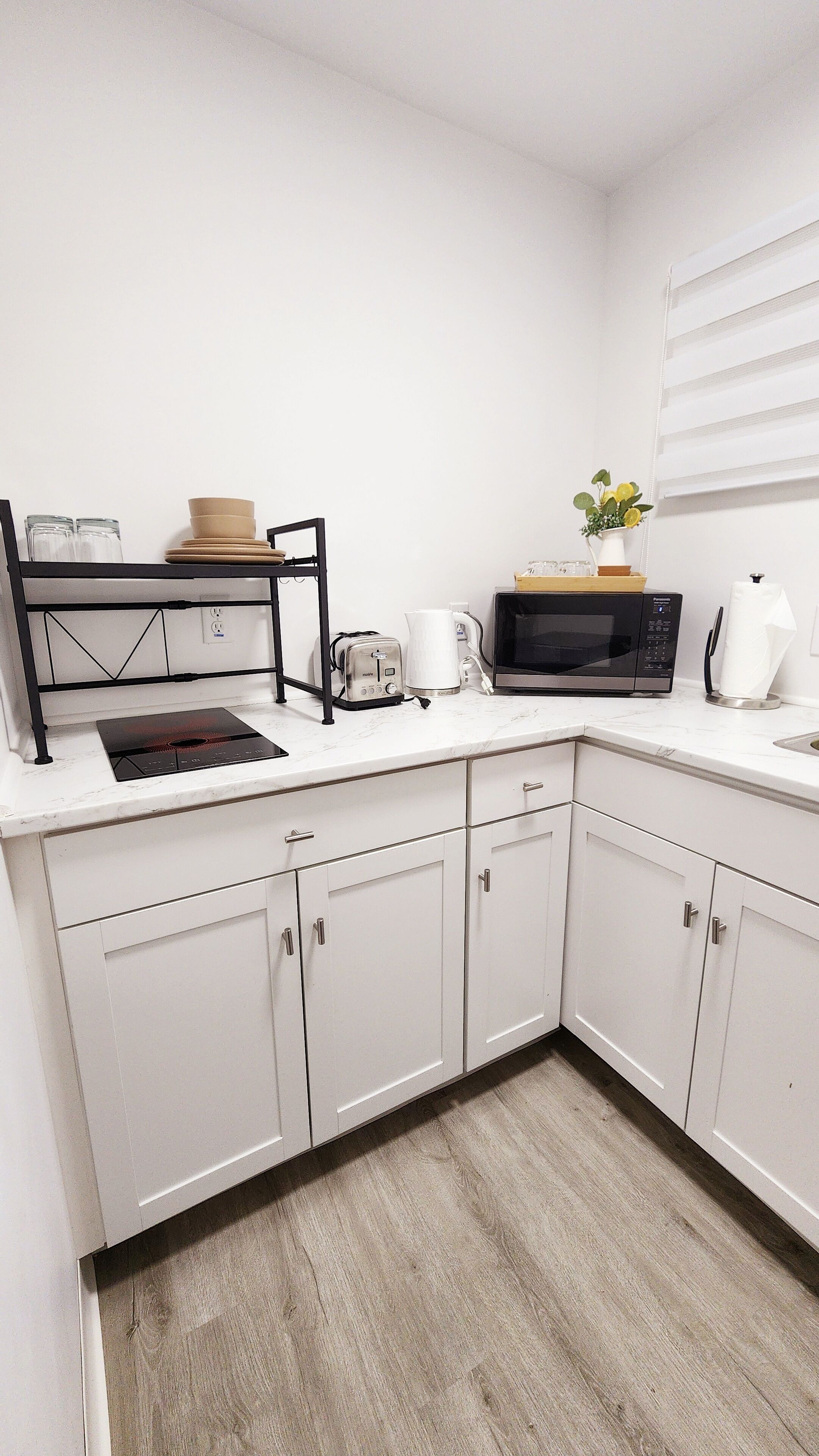 Réfrigérateur, micro-ondes, plaque de cuisson, grille-pain