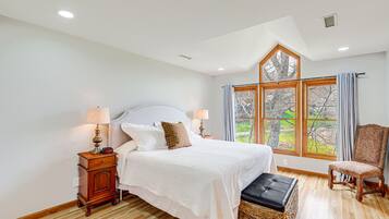 3 bedrooms, iron/ironing board, WiFi, bed sheets