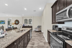 Kjøleskap, mikrobølgeovn, ovn og oppvaskmaskin