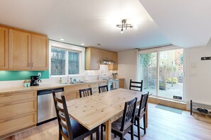 Fridge, microwave, oven, stovetop - Bright, updated duplex with rear garden & Green Lake around the corner (Seattle)