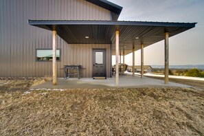 Terrace/patio - Platte Vacation Rental ~ 3 Mi to Missouri River! (Platte)